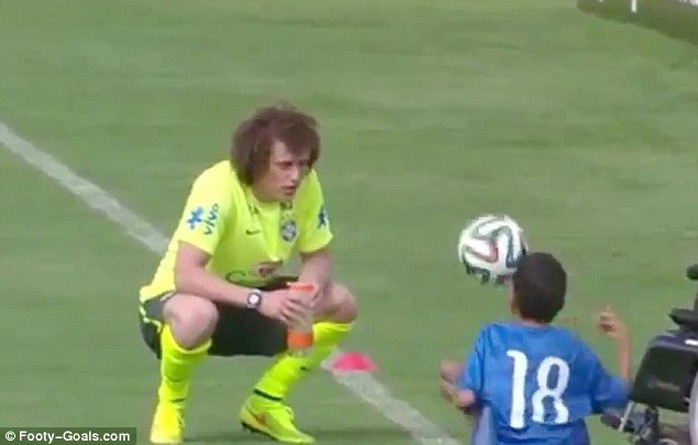 Luiz thích thú với màn tâng bóng 1 chân của fan nhí đặc biệt