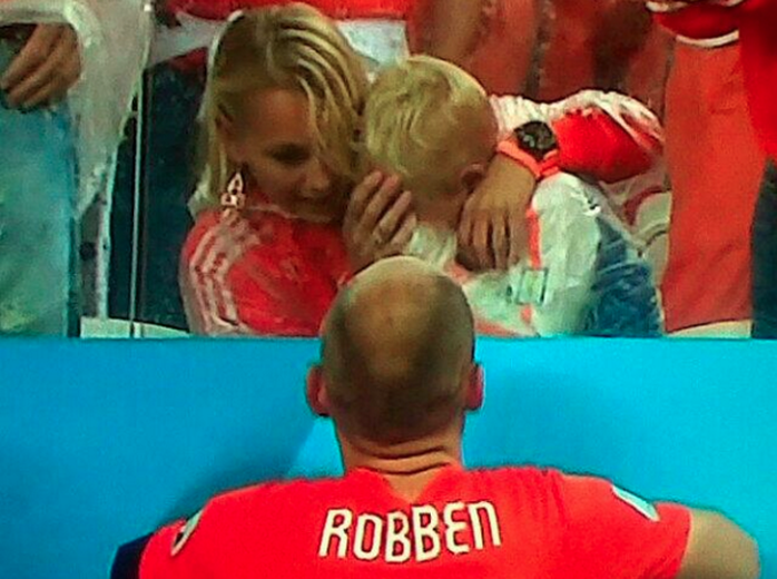 Robben an ủi vợ con sau trận