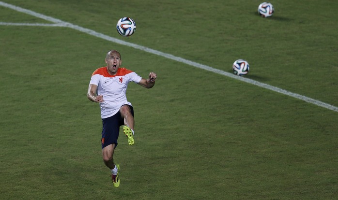Các hậu vệ của Costa Rica cần dè chừng trước các pha ăn vạ của Robben