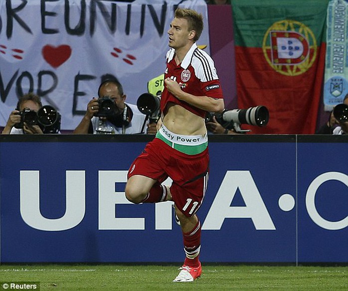 Pha ăn mừng phản cảm của Bendtner