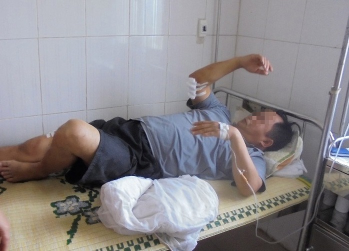 Ông Nguyễn Đình N. đang điều trị tại bệnh viện đa khoa huyện Đức Thọ