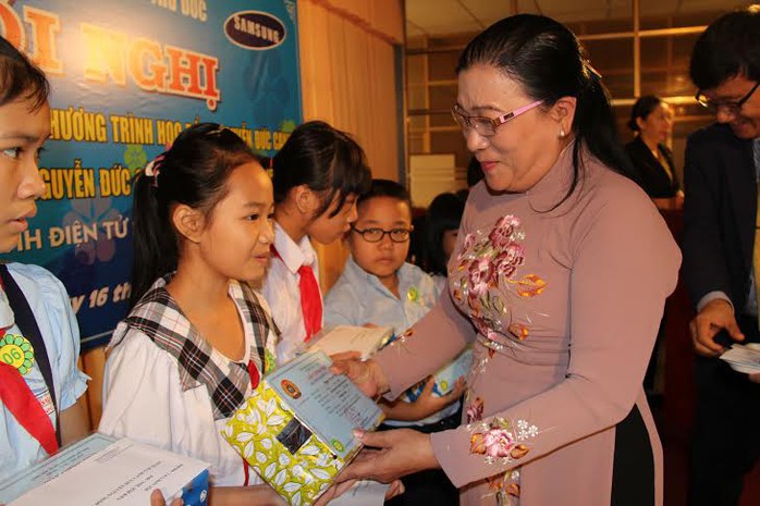 Bà Nguyễn Thị Bích Thủy, Phó Chủ tịch LĐLĐ TP HCM, trao học bổng Nguyễn Đức Cảnh cho con CNVC-LĐ quận Thủ Đức