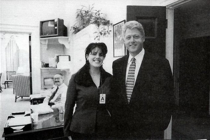 Tấm ảnh chính thức của Nhà Trắng chụp ông Bill Clinton và Monica Lewinsky vào ngày 17-11-1995. Ảnh: AP