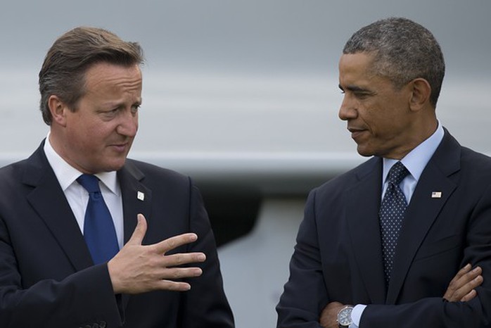 Tổng thống Mỹ Barack Obama và Thủ tướng Anh David Cameron bên lề Hội nghị thượng đỉnh hôm qua, 5-9. Ảnh: AP