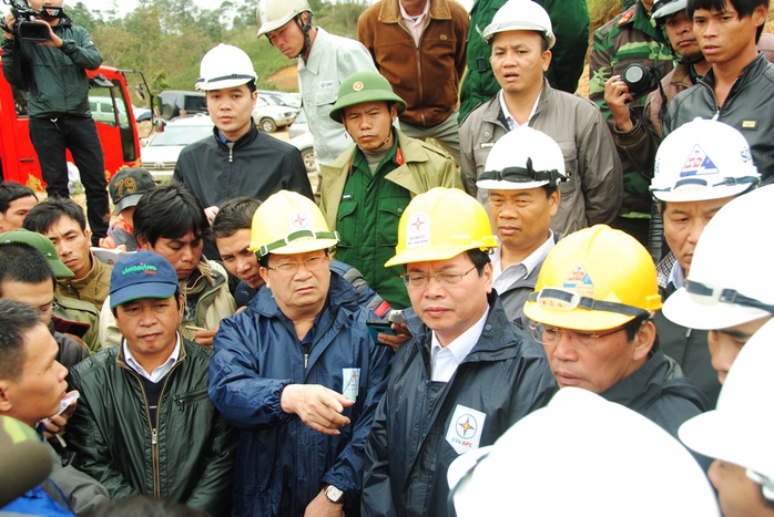 Bộ trưởng Bộ Công Thương Vũ Huy Hoàng (thứ 2, từ trái qua) đang có mặt tại hiện trường chỉ đạo công tác cứu hộ