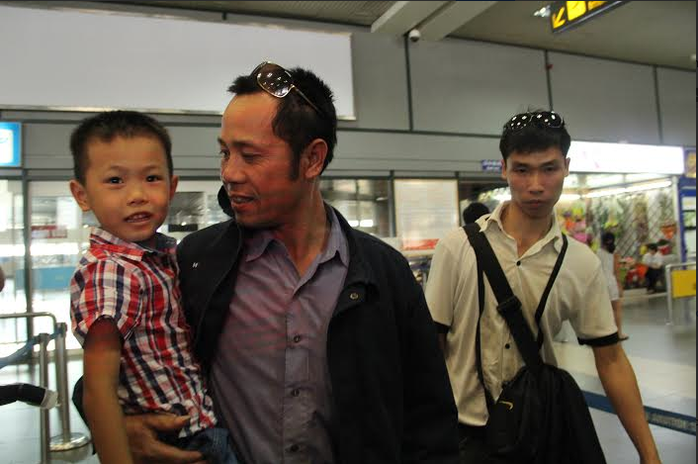 Giây phút vui mừng, anh Hoàng Văn Thành bế con trai trên tay. Anh là những người ra sau cùng vì Vietnam Airline làm thất lạc hành lý một số lao động
