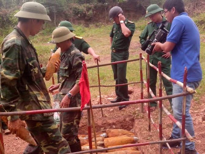 Các cơ quan chức năng tiến hành khai quật số lượng bom lớn nói trên