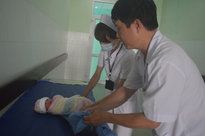 Bé gái sơ sinh bị bỏ rơi đang được chăm sóc tại bệnh viện
