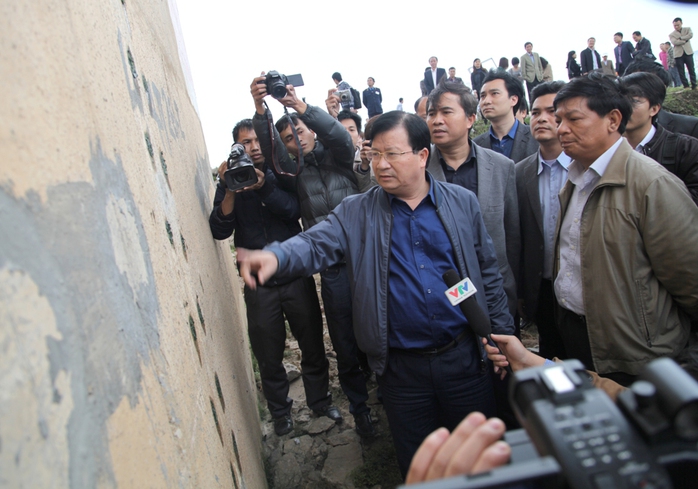 Bộ trưởng Trịnh Đình Dũng đánh giá vết nứt trụ cầu Vĩnh Tuy khá nghiêm trọng.