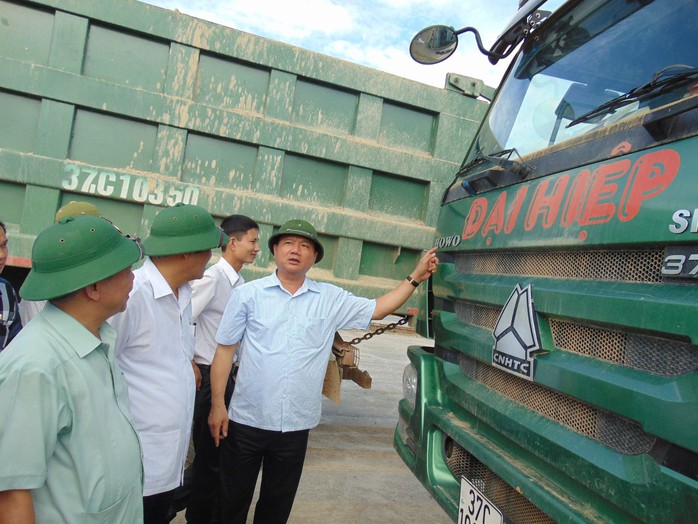 Trong quá trình kiểm tra việc thi công quốc lộ 1A đoạn qua tỉnh Hà Tĩnh, Bộ trưởng Đinh La Thăng đã trực tiếp bắt tại trận 3 xe ô tô cơi nới thùng, chở quá trọng tải và đề nghị chính quyền địa phương xử lý nghiêm.