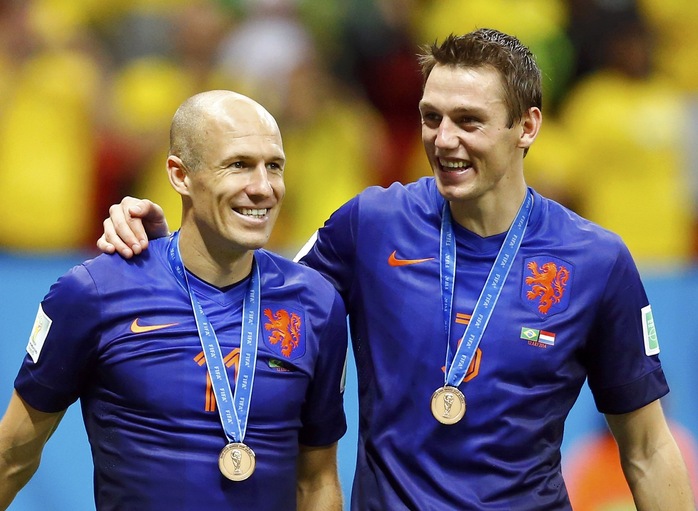 Arjen Robben (trái) và Stefan de Vrij nhận HCĐ