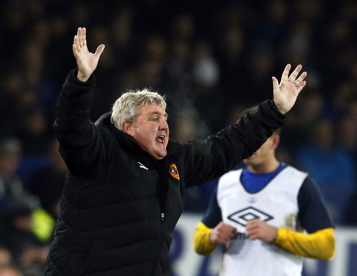 HLV Steve Bruce bất bình trước quyết định của trọng tài Foy