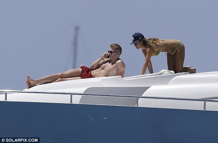 Schurrle cùng bạn gái trên du thuyền ở đảo Ibiza