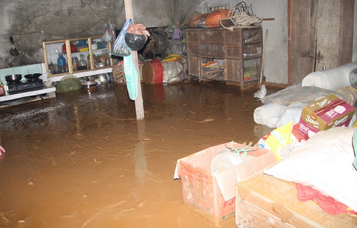Bùn thải chảy tràn cả vào nhà người dân tại thôn Lương Thiện, xã Lương Thịnh, huyện Trấn Yên - Ảnh: Tuổi trẻ