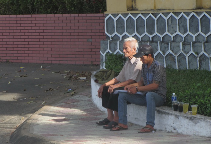 Từ sáng sớm, ông Huỳnh Văn Truyện cùng cháu ngồi chầu chực trước công Tỉnh ủy Bình Thuận nhưng không gặp được ông Nguyễn Hòa Bình