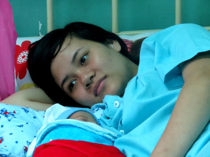 Chiều 30 Tết, một sản phụ hạnh phục nằm bên đứa con vừa ra đời tại BV Nhân dân Gia Định.