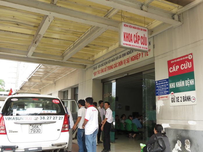 Một xe taxi đến cổng khoa cấp cứu của BV Nhân dân Gia Định để chuyển bệnh nhân