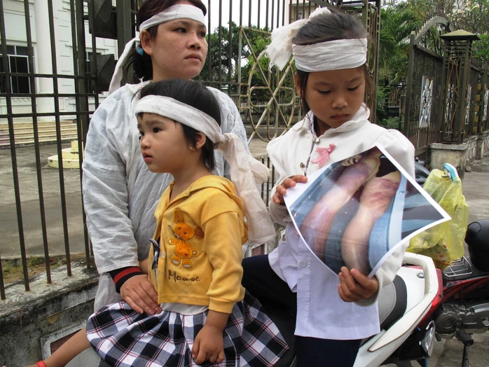 Chị Trần Thị Tâm (vợ Kiều) cùng 2 con tại phiên tòa sơ thẩm lần 1