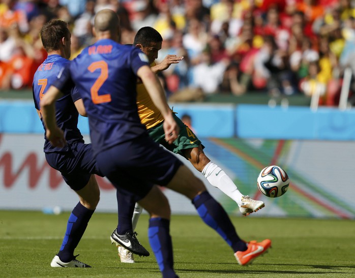 Cahill gỡ hòa 1-1 cho Úc chỉ ít giây sau khi Robben mở tỉ số