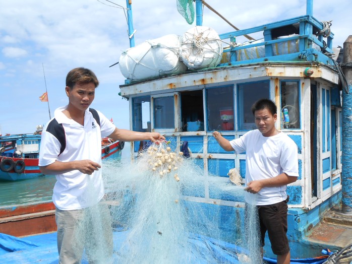 Ngư dân Nguyễn Chí Thạnh và thuyền viên chuẩn bị ngư cụ để vươn khơi Hoàng Sa.