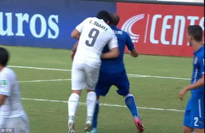 Pha cắn Chiellini không thể chối cãi của Suarez