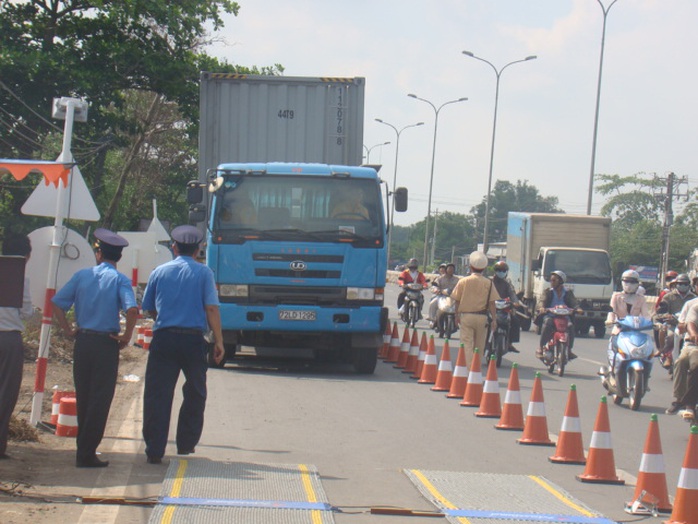 Chặn xe có dấu hiệu quá tài tại trạm cân Quốc lộ 51