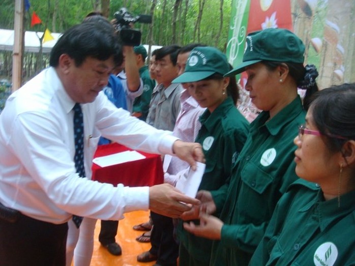Ông Phan Mạnh Hùng, Chủ tịch CĐ Caosu VN tặng quà cho NLĐ tại Cty Caosu Dầu Tiếng