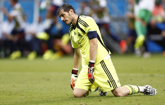 Casillas suy sụp khi mắc lỗi 3/5 bàn thua mà Tây Ban Nha phải chịu ở trận mở màn