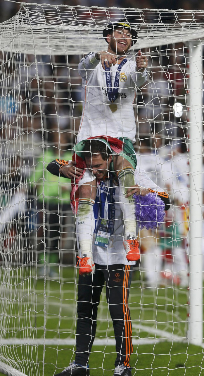 Ramos cắt lưới khung thành sân ở sân Da Luz, Lisbol, Bồ Đào Nha về làm kỷ niệm