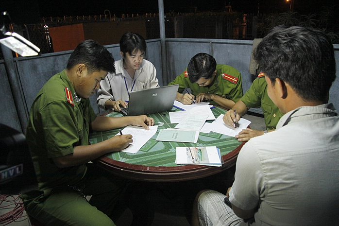 Công an lập biên bản vi phạm quả tang đối với các chủ ghe