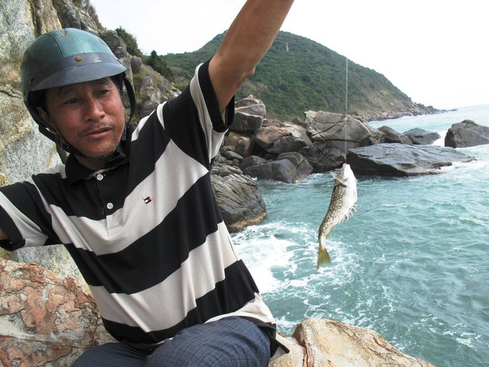  Sáu Nhật với những con cá dẩu lớn vừa được câu lên khỏi biển