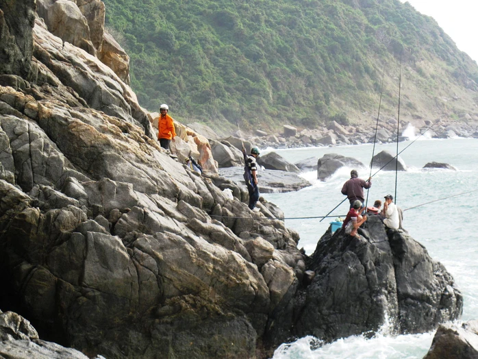 Gành Lồ Ồ (xã Hòa Xuân Nam, huyện Đông Hòa, Phú Yên) nơi câu được nhiều cá biển