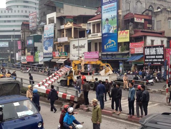 Sau khi nhấc bổng khung thép, xe cẩu kéo cổng giới hạn chiều cao đi thêm vài mét