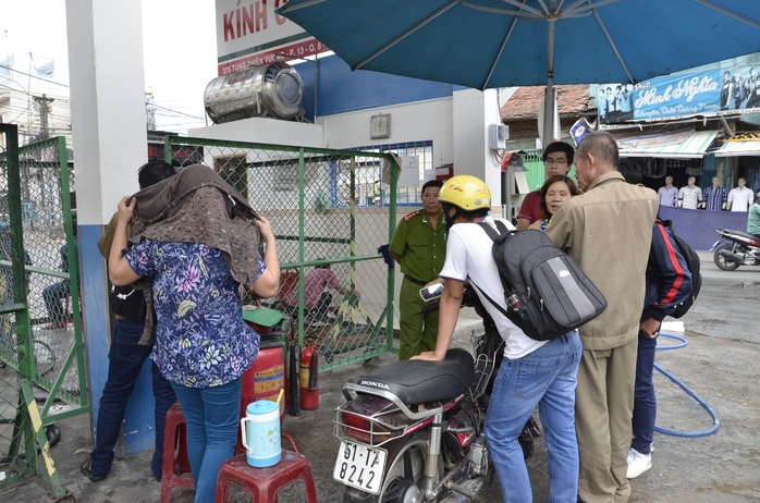 Công an tới cây xăng có vụ nổ trụ bơm để điều tra vào sáng 22-4.