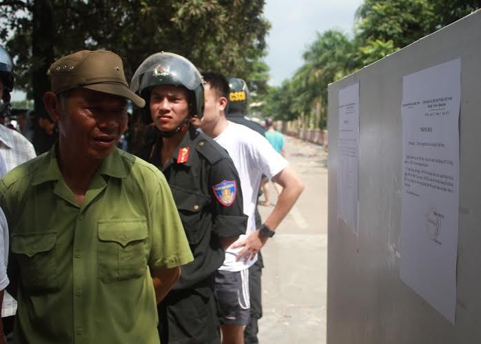 Chầu chực suốt đêm nhưng CĐV này lại thất vọng với bảng thông báo hết vé của VFF