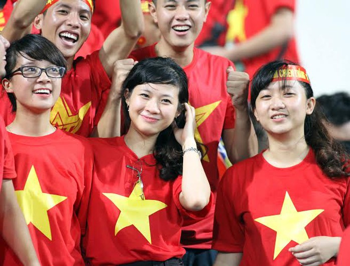 Những CĐV xinh đẹp và nhiệt tình của U19 Việt Nam