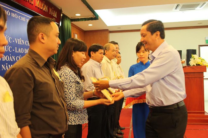 Ông Vũ Hữu Minh, Phó Bí thư Đảng ủy Khối Dân chính Đảng, trao giấy khen cho các công chức, viên chức, lao động giỏi