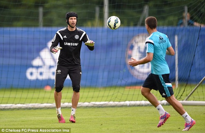 Petr Cech trong chuyến tập huấn châu Âu cùng Chelsea