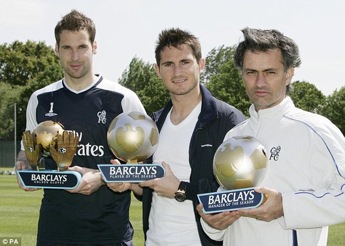 Cech, Lampard và HLV Mourinho nhân giải xuất sắc nhất năm mùa giải 2005 Cech, Lampard và HLV Mourinho nhân giải xuất sắc nhất năm mùa giải 2005.