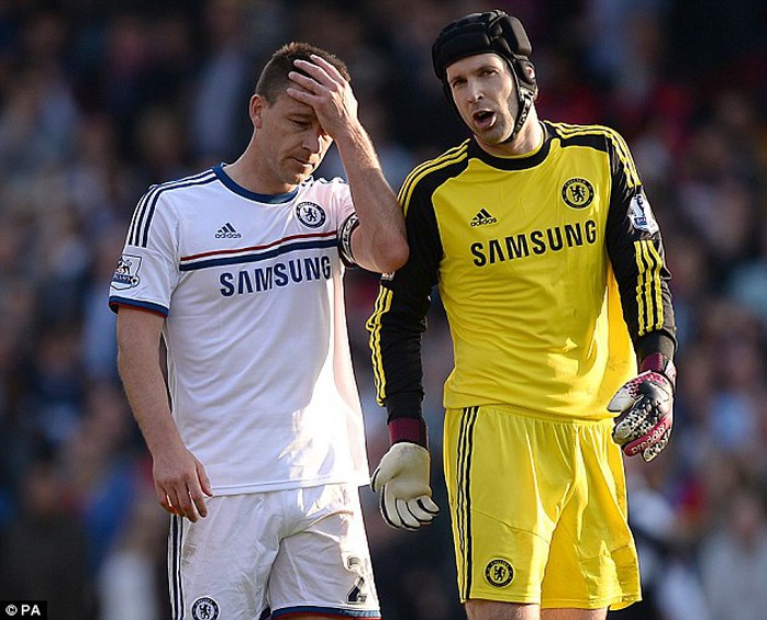 Terry và Cech trong trận thua Cystal Palace