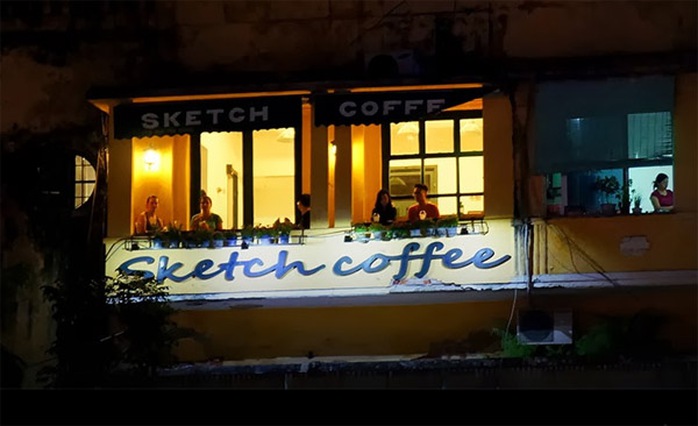 Ban công là vị trí đắt giá nhất ở Sketch, tầm nhìn không bị chắn bởi các tòa nhà cao tầng. Đây là địa điểm lý tưởng để ngắm hồ Gươm vào bất kỳ thời điểm nào trong ngày. Ảnh: Konshoe Ban công là vị trí đắt giá nhất ở Sketch, tầm nhìn không bị chắn bởi các tòa nhà cao tầng. Đây là địa điểm lý tưởng để ngắm hồ Gươm vào bất kỳ thời điểm nào trong ngày. Ảnh: Konshoe