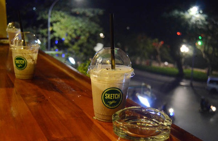 Sketch có menu chủ yếu là đồ uống đá xay, phù hợp cho giới trẻ. Ảnh: Nguyên Chi Sketch có menu chủ yếu là đồ uống đá xay, phù hợp cho giới trẻ. Ảnh: Nguyên Chi
