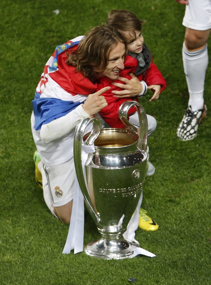 Modric chụp ảnh cùng con ngay sau khi kết thúc trận chung kết