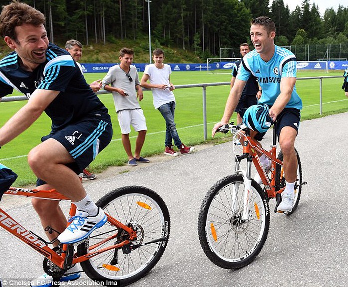 Trung vệ Cahill (phải) tỏ ra hứng thú với việc đi xe đạp trước sự chào đón của người hâm mộ nước Áo