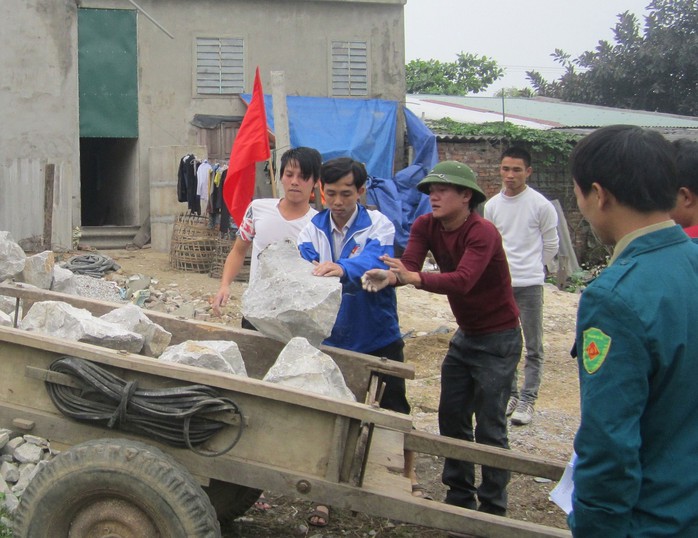 Anh Vũ Minh Tuấn (thứ 2 từ trái qua) cùng đoàn viên, thanh niên xây dựng công trình thanh niên  Ảnh: HẢI VŨ