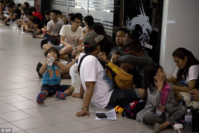 Vạ vật chờ mua iPhone ở Singapore. Ảnh: AP