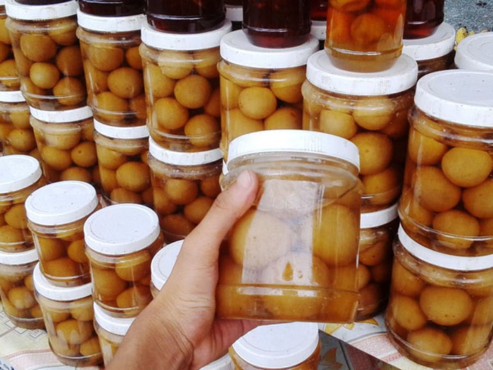 Một hộp chanh muối có giá 15.000-30.000 đồng, bán khắp tỉnh lộ 885 và QL 60 (Bến Tre). Một hộp chanh muối có giá 15.000-30.000 đồng, bán khắp tỉnh lộ 885 và QL 60 (Bến Tre).