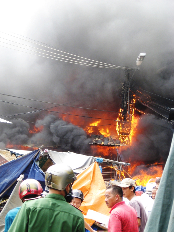 Đám cháy bùng phát dữ dội ở chợ thị xã Sông Cầu (Phú Yên)