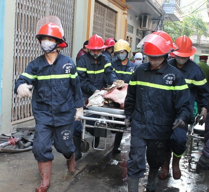 Đưa thi thể các nạn nhân khỏi hiện trường vụ cháy