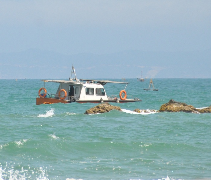 Lực lượng cứu hộ neo tàu, tích cực tìm kiếm thi thể nạn nhân Phước và Hoàng 